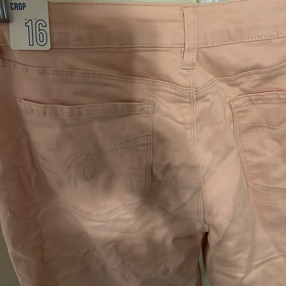 New with tags slimming capri pants - Picture 4 of 4